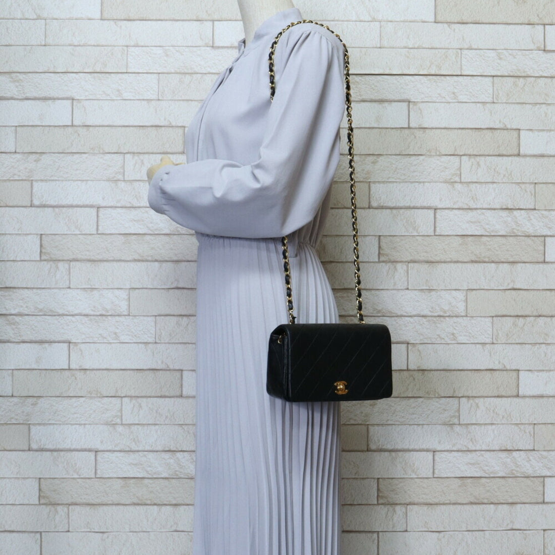 Black Leather Shoulder Bag with Chain Strap for Essentials