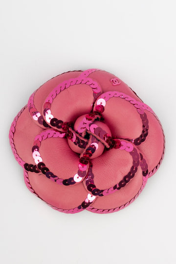 Broche camélia en cuir Chanel