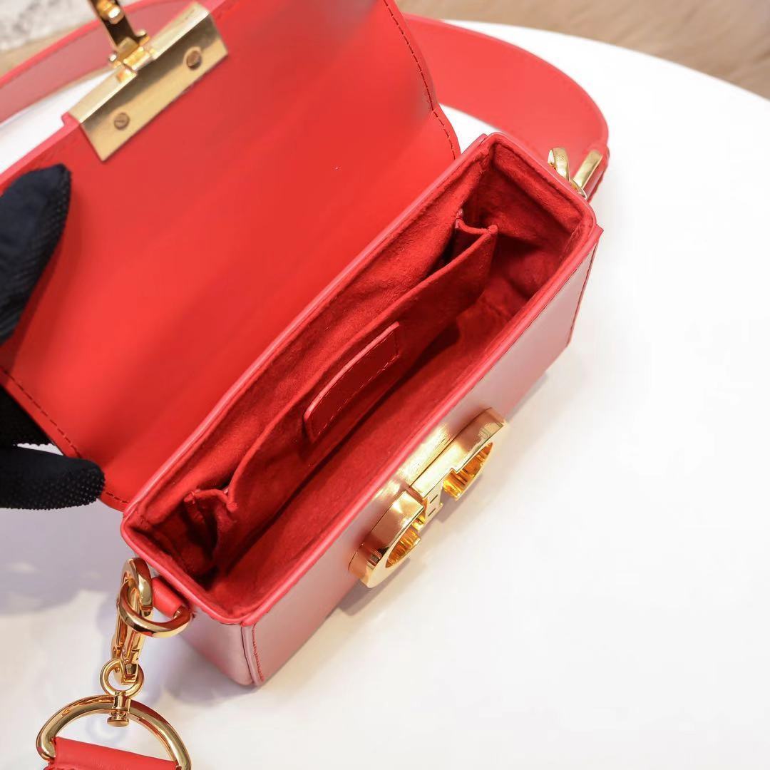 30 MONTAIGNE FLAP BAG