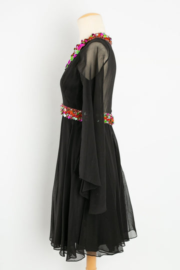 Robe en mousseline noire à sequins