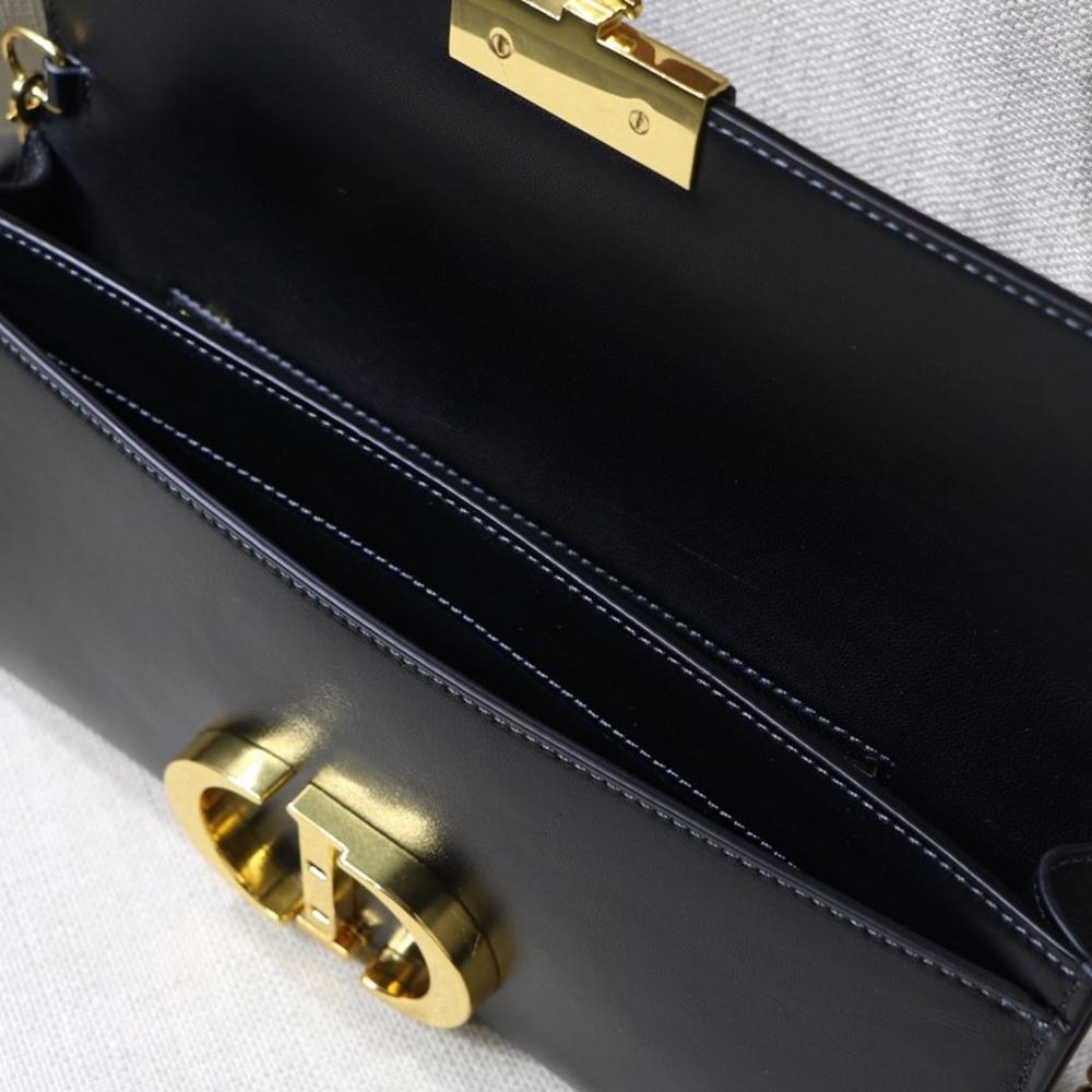 30 MONTAIGNE POUCH