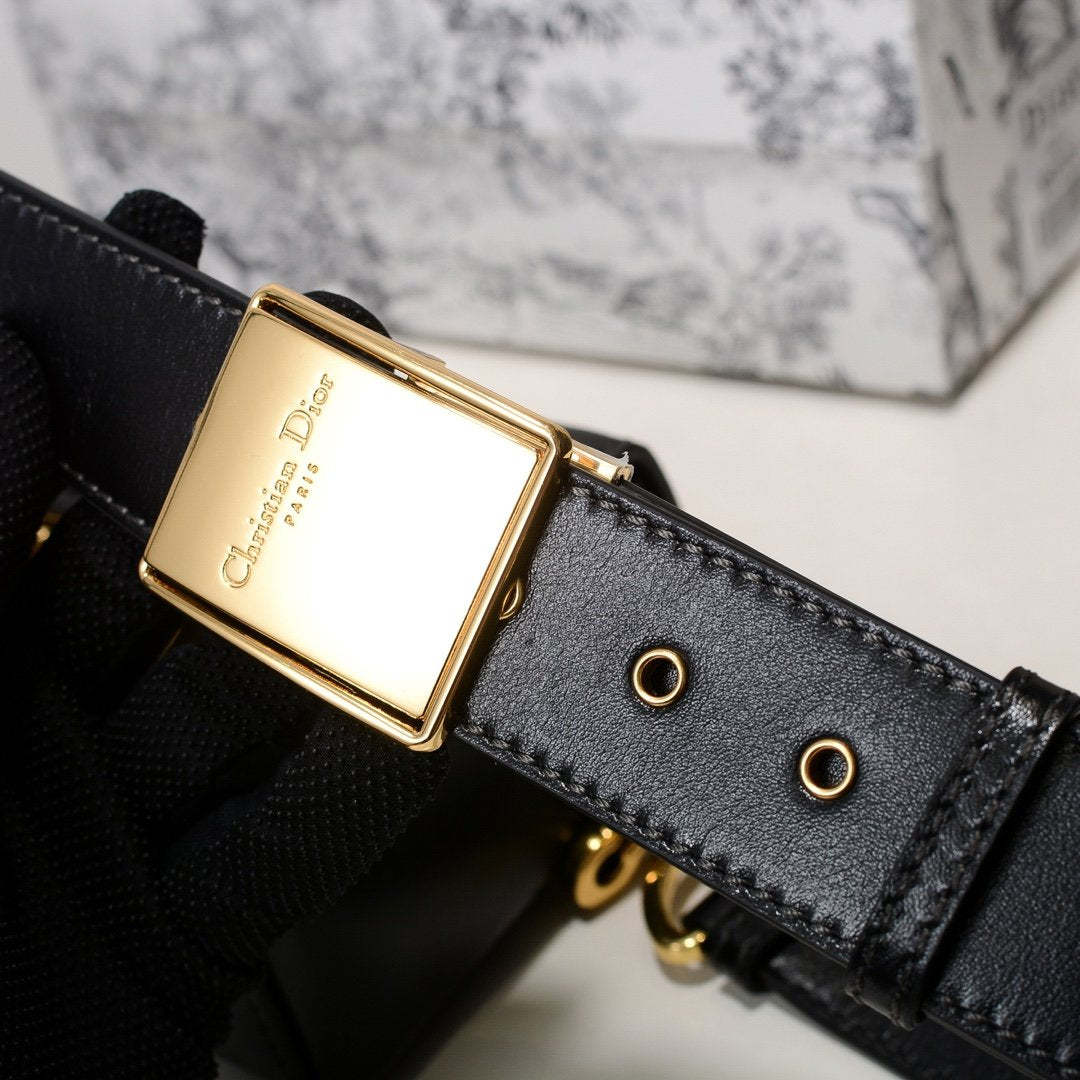 30 MONTAIGNE FLAP BAG