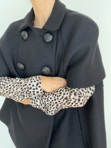 SHORT-SLEEVE DOUBLE-BREASTED CAPE