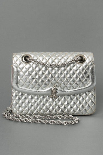 Petit sac en cuir matelassé et métal argenté.