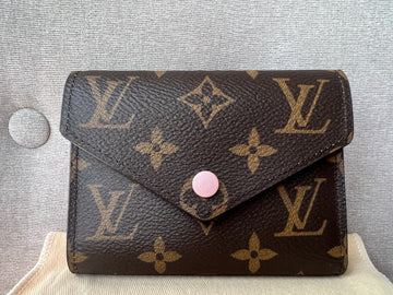 Louis Vuitton Victorine Wallet Monogram Rose Ballerine (RRP £415)