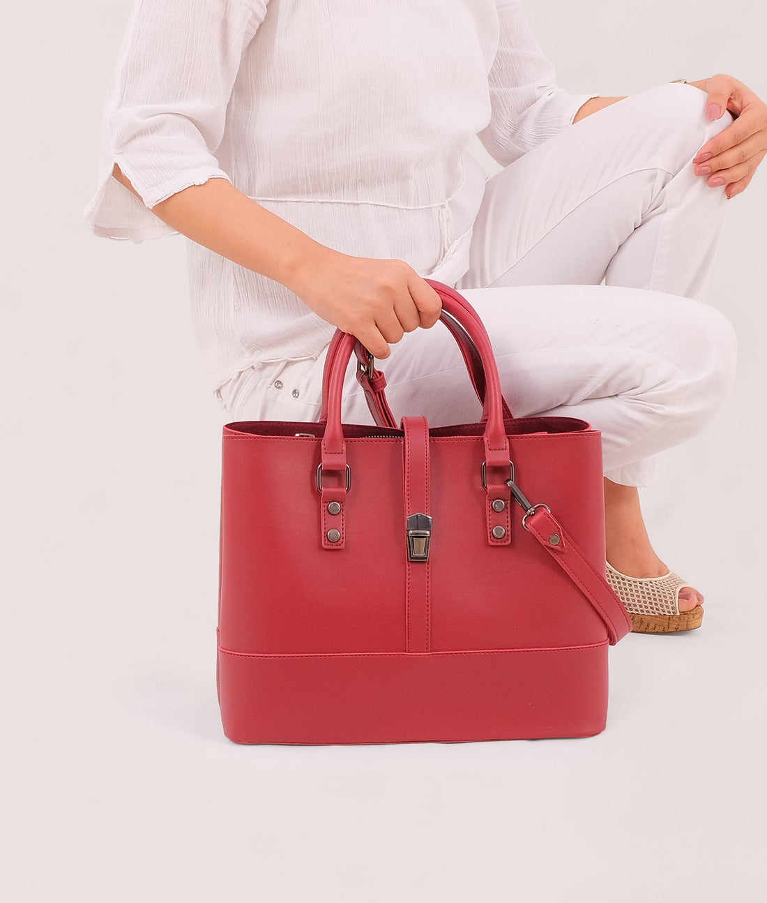 Maroon multi-compartment shoulder bag