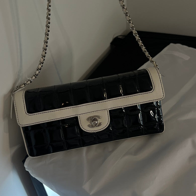 Preloved Chanel Patent Leather Chain Shoulder Bag AF472 Black and White