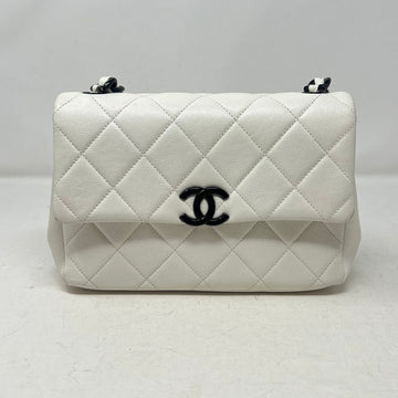 Chanel Preloved Leather Chain Shoulder Bag AE896 White Quilted