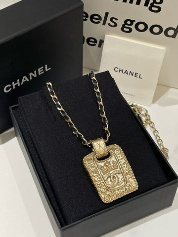Chanel 21A Crown CC Plate Necklace Gold Pendant Necklaces
