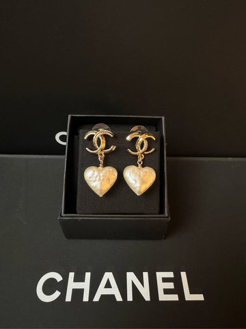 Chanel 22C Classic CC White Heart Pearls Earrings Set