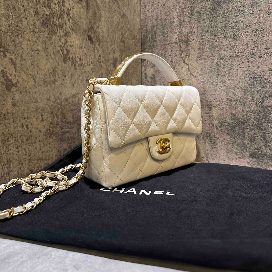 ???Preloved Chanel 24p seasonal style handlebag